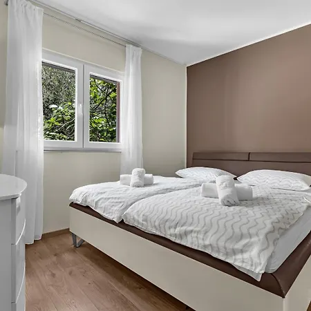 Apartament Leona *